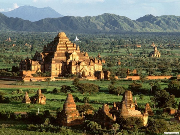 Bagan, Myanmar photo