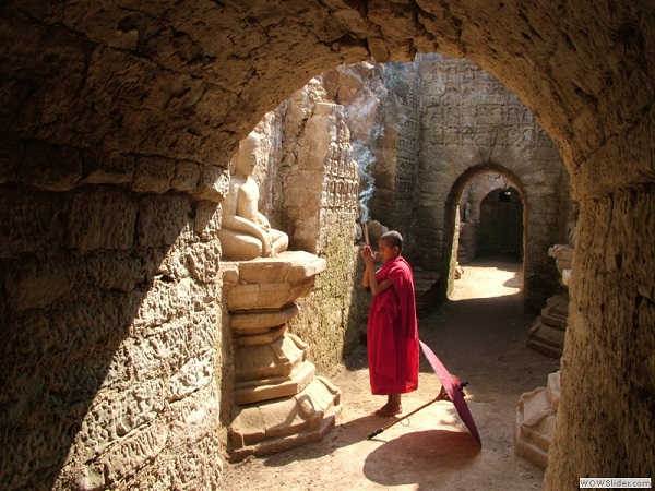 Koethaung temple, Mrauk U, Myanmar photo