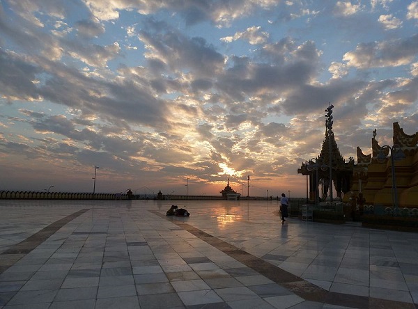 Uppatasanti pagoda Plaza, Naypyitaw, Myanmar photo