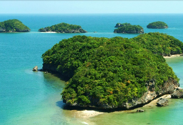 Hundred Islands national park, near Alaminos city, Panasinan, Philippines photo