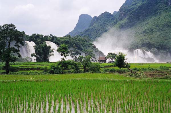 Ban Gioc waterfalls, Vietnam photo